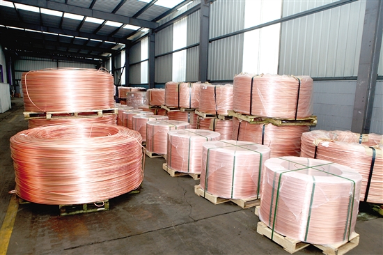 在稀土高新區希望工業園區包頭華鼎銅業發展電解車間.